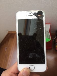 画面がバキバキに割れたiPhone5S